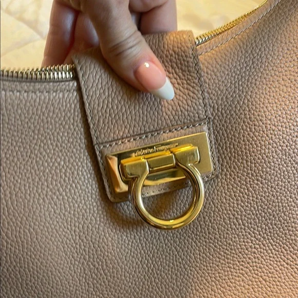 Elegant Tan Leather Hobo Bag with Gold Clasp - Picture 5 of 5